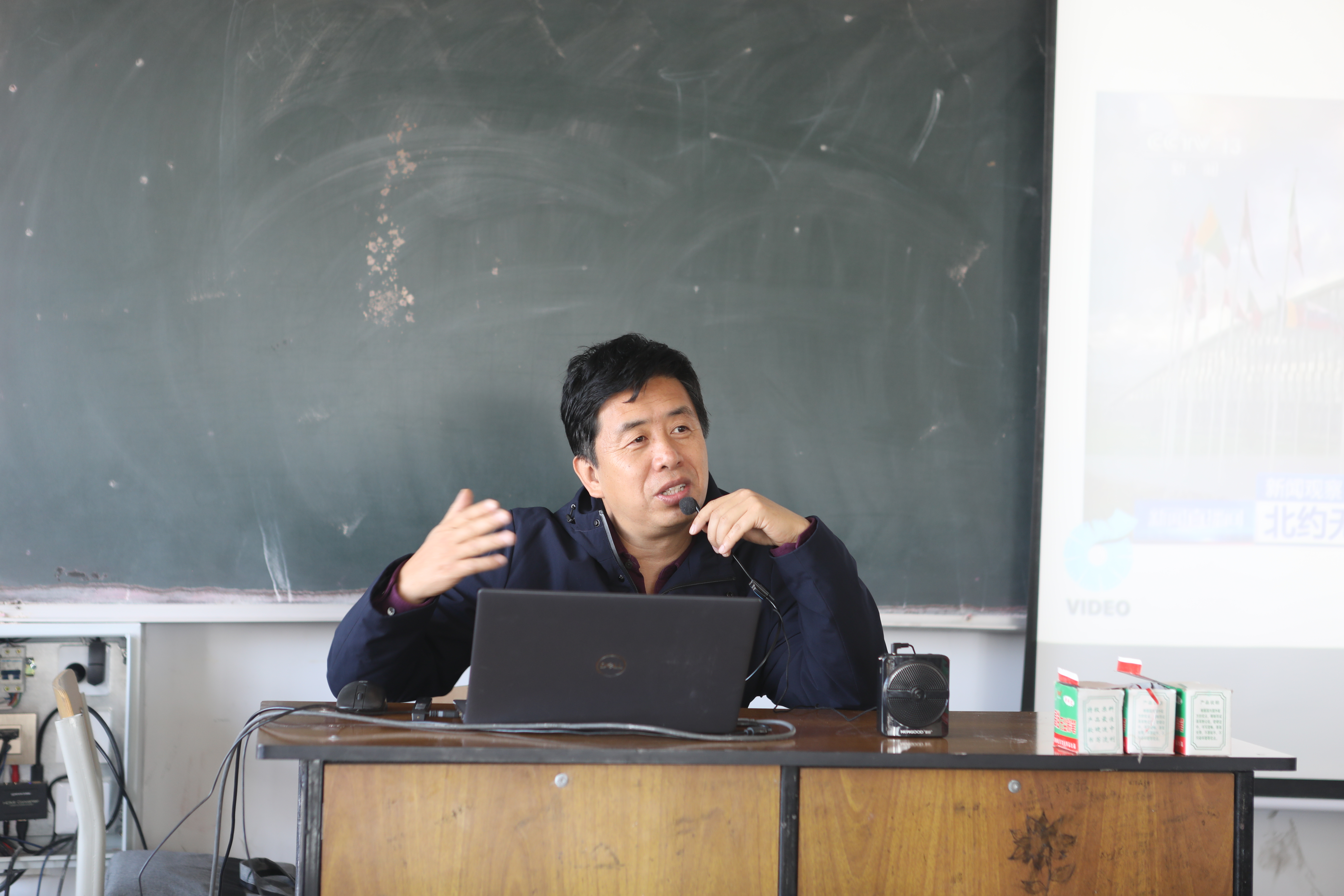 蒋鸣为电气2107、电气(中高)2101班讲授形势与政策课。.jpg 蒋鸣为电气2107、电气(中高)2101班讲授形势与政策课。.jpg
