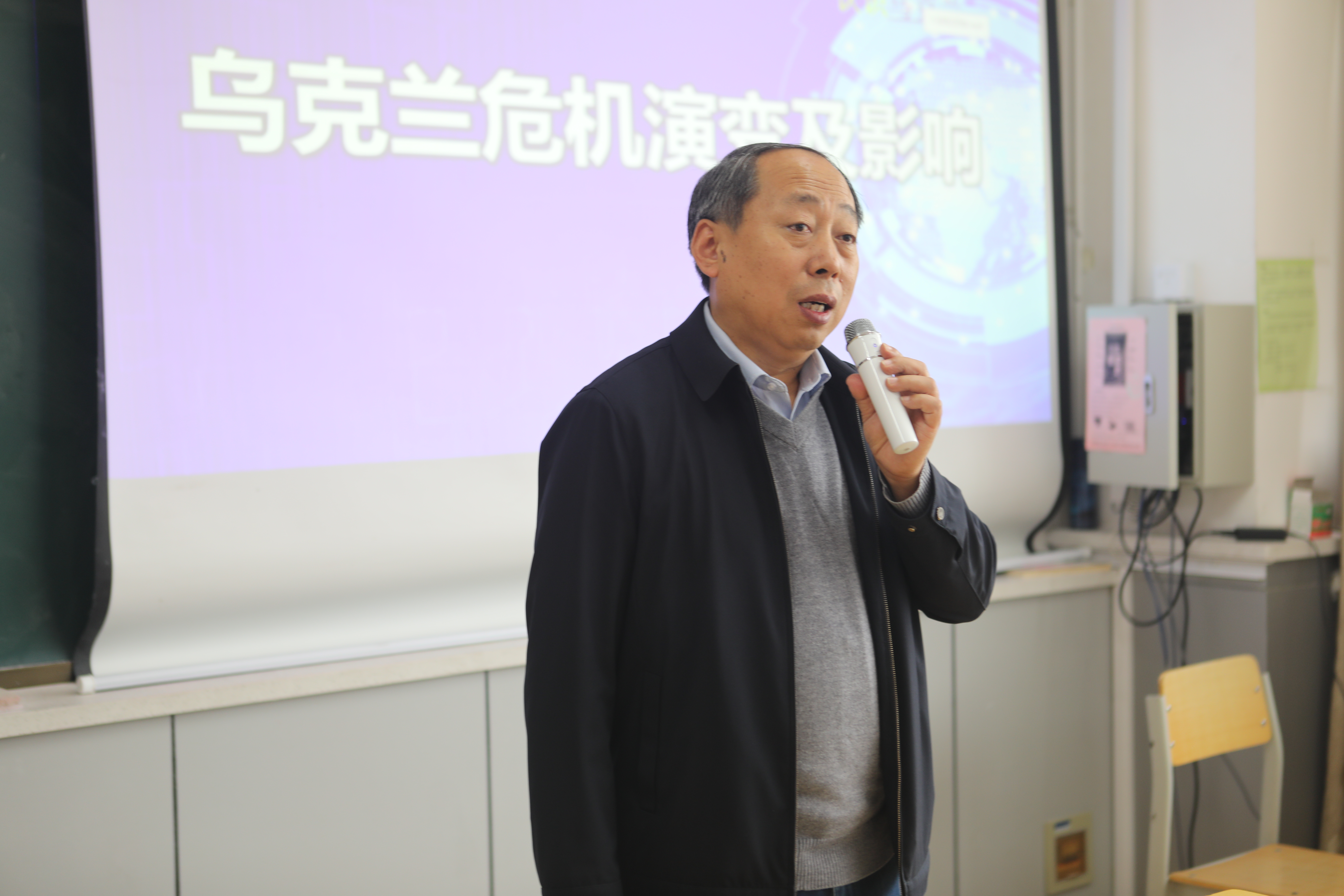 蔡红新为物流2101、物流2102、物流(中高)2101班的同学讲授形势与政策课。.jpg 蔡红新为物流2101、物流2102、物流(中高)2101班的同学讲授形势与政策课。.jpg