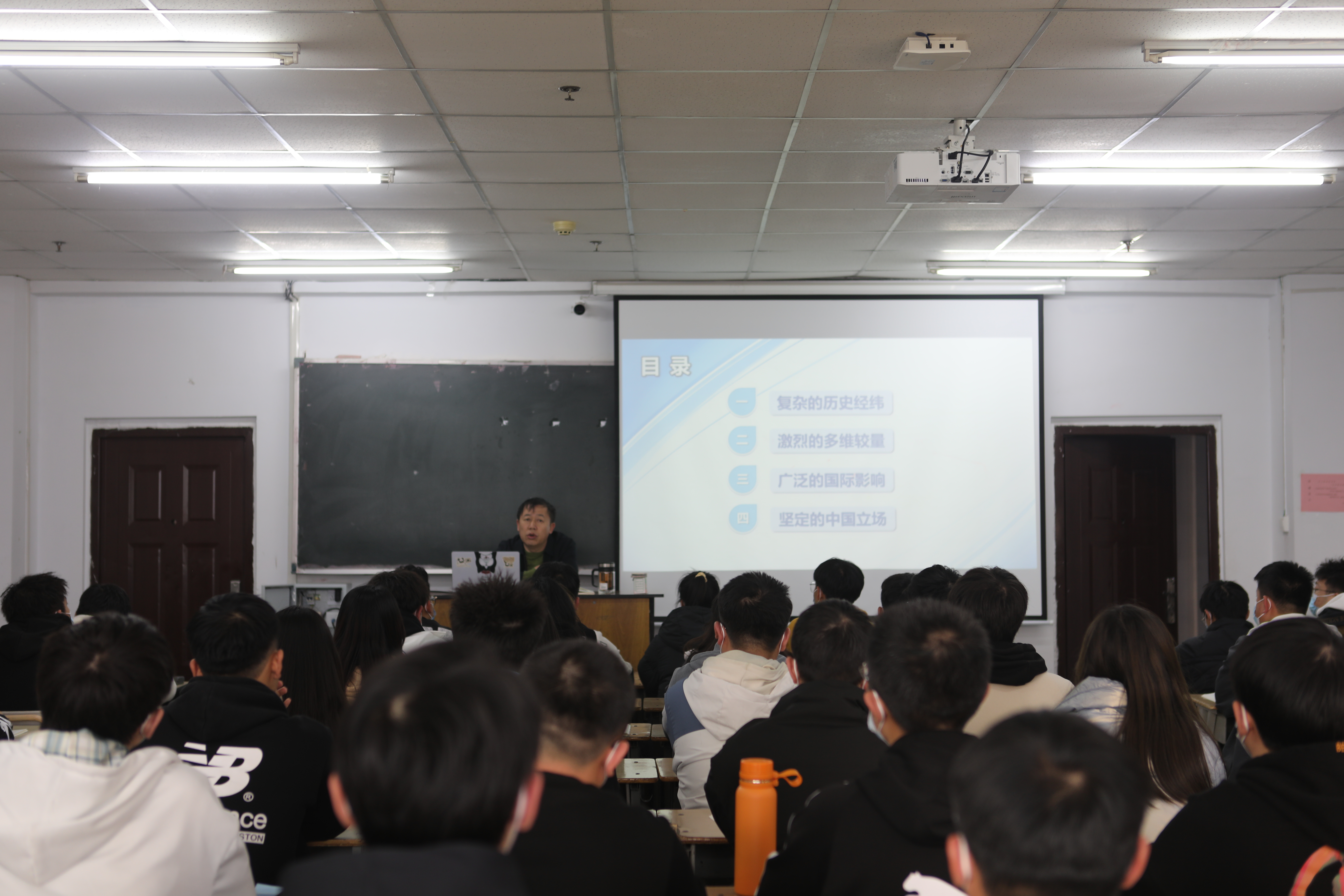 徐洪波为电气(高本)2101、电气(高本)2102班讲授形势与政策课。.jpg 徐洪波为电气(高本)2101、电气(高本)2102班讲授形势与政策课。.jpg