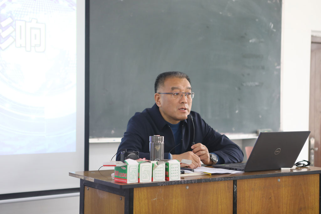 宋军为电商2102、2103班讲授形势与政策课。.jpg 宋军为电商2102、2103班讲授形势与政策课。.jpg